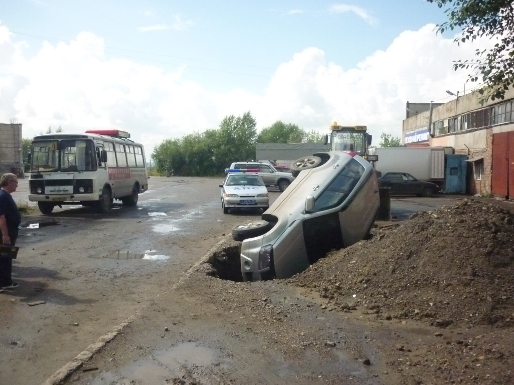 На Каштаке иномарка упала в выкопанную яму