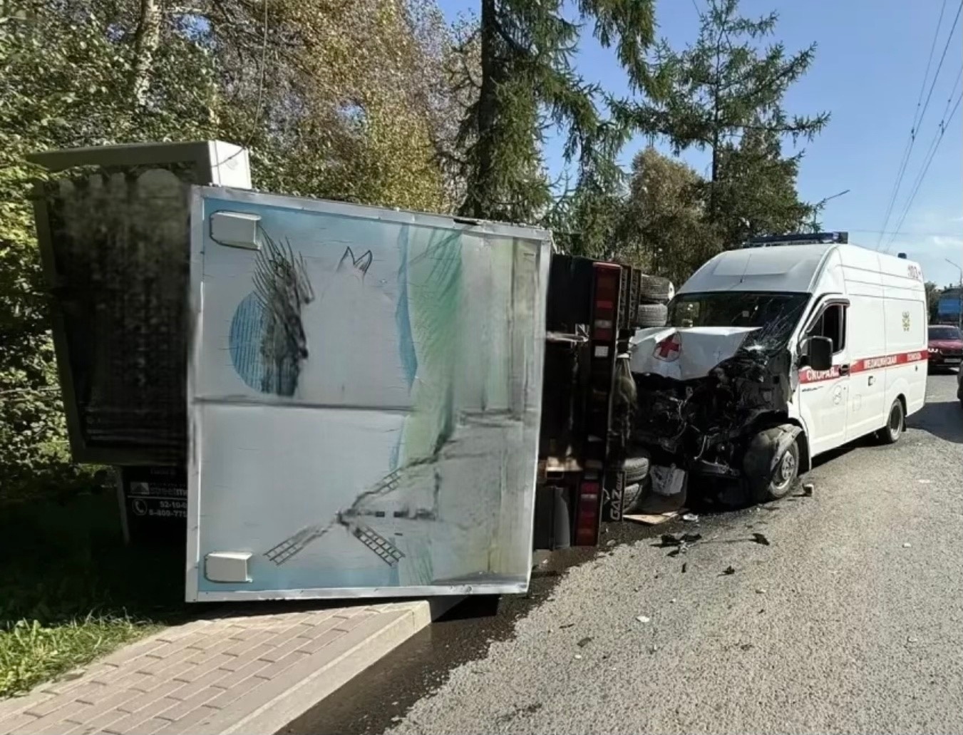 Машина скорой помощи попала в ДТП в Томске. Есть пострадавшие