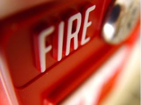 В Стрежевом ночью загорелись два автомобиля