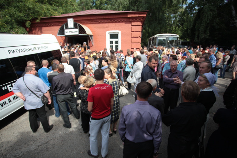 Сотни горожан пришли проститься с погибшей Викой Вылегжаниной (фото)
