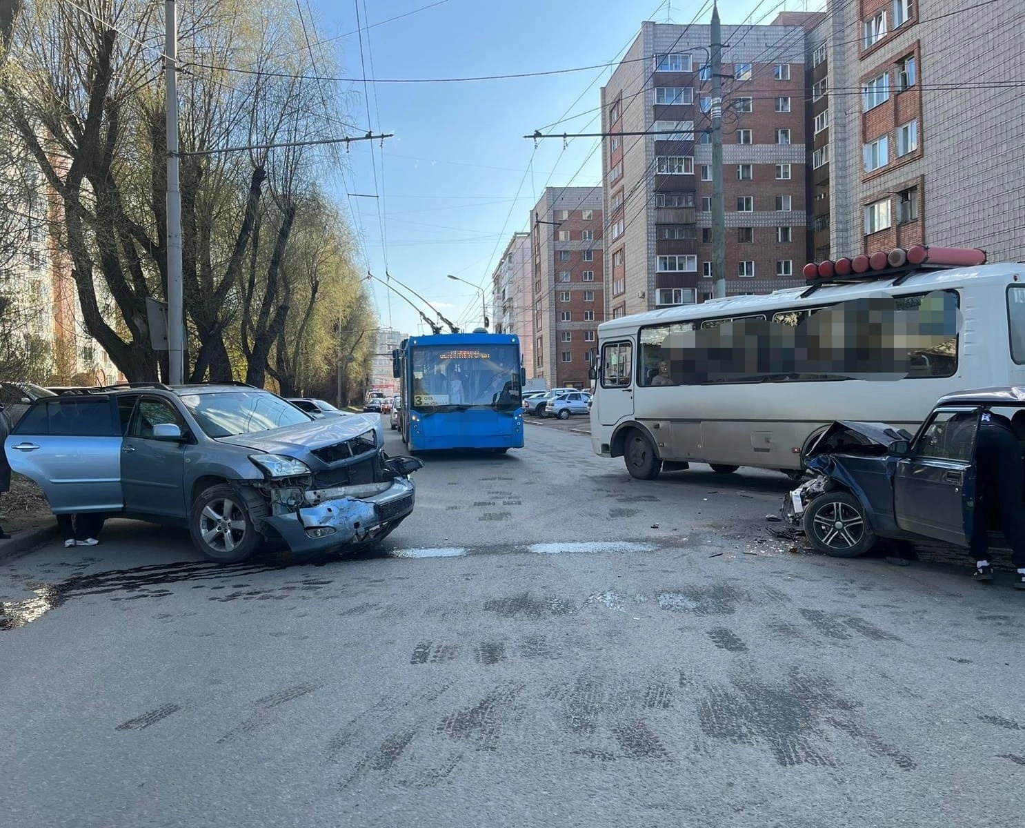 Lexus и ВАЗ столкнулись в Томске. Водителя одной из машин увезли в больницу  | 18.05.2023 | Томск - БезФормата