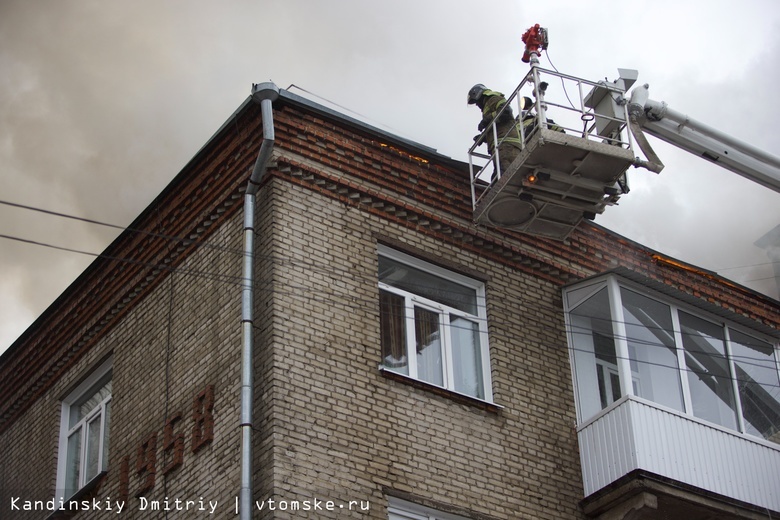 Пожарные потушили крышу жилого дома в Томске на площади в 500 «квадратов»