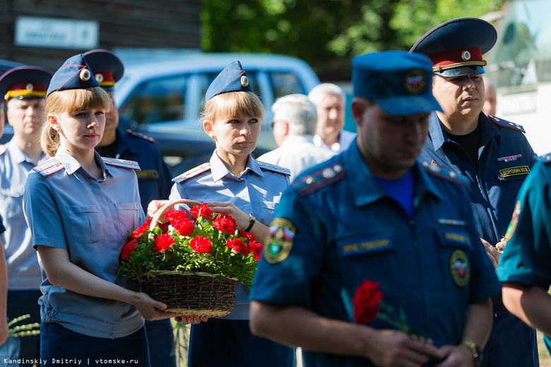 Трагедия длиной в 21 год: томичи почтили память погибших курсантов училища связи