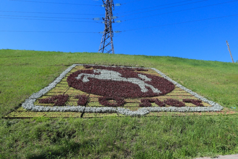 У въезда в город высадили цветочный герб Томска (фото)