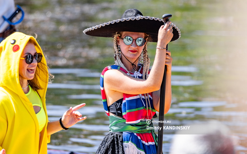 На сапах под солнцем: томичи в карнавальных костюмах устроили заплыв на Белом озере