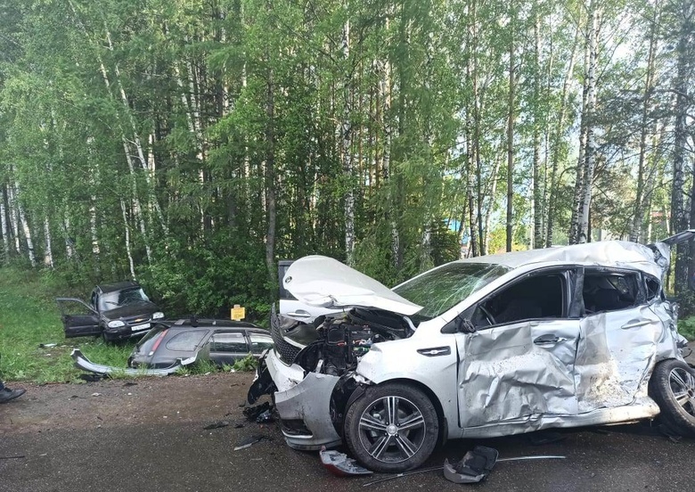 Ребенок и двое взрослых пострадали при столкновении трех авто под Томском