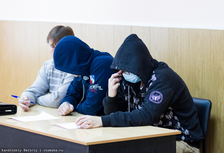 Десантники и избитый ими темнокожий студент примирились в зале суда (фото)