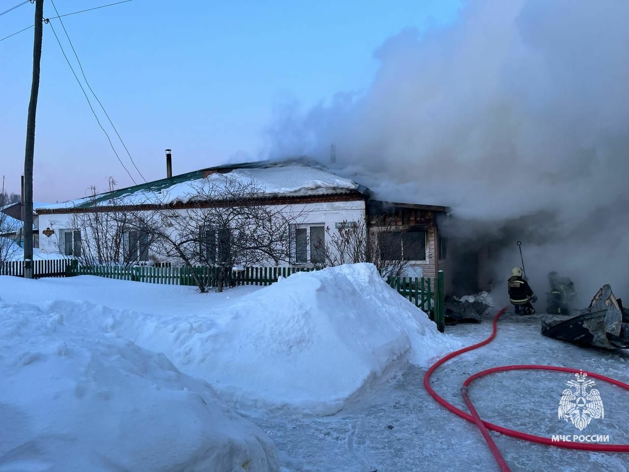 Два дома загорелись в деревне Томского района. Пострадал мужчина |  28.02.2024 | Томск - БезФормата