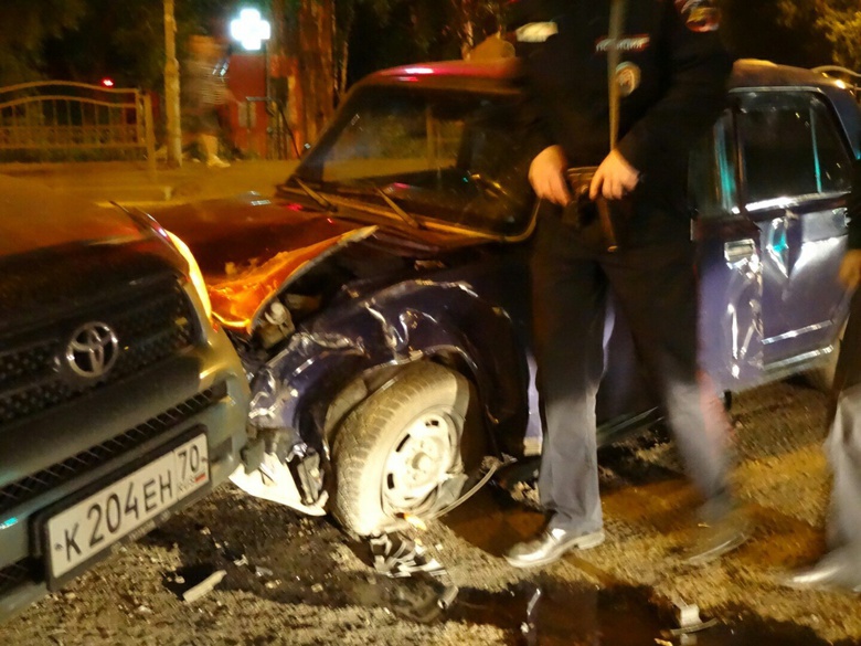 Водитель «семерки», пытаясь проскочить на «красный», врезался в две машины (фото)