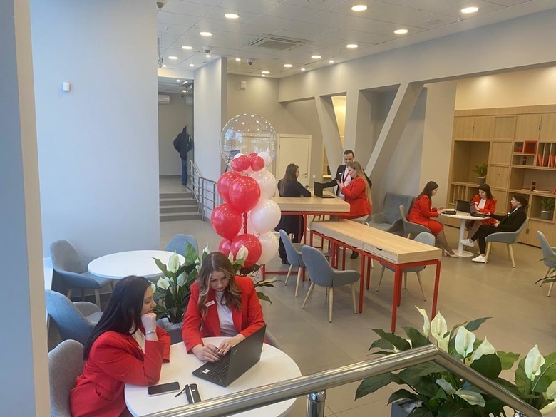 Биометрия, стол-кракен и фитостена: в Томске открылся второй phygital-офис известного банка