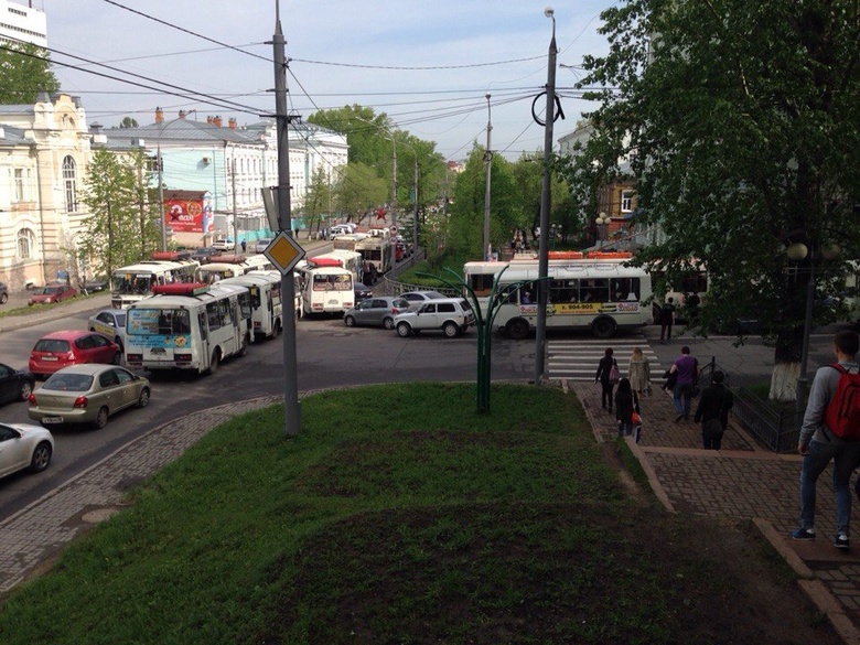 Укладка асфальта на Ленина привела к серьезным пробкам на дорогах (фото)