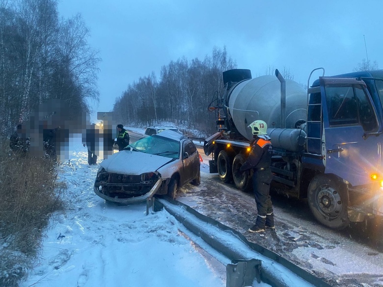 Двое погибли в ДТП с бетономешалкой на трассе Томск — Мариинск