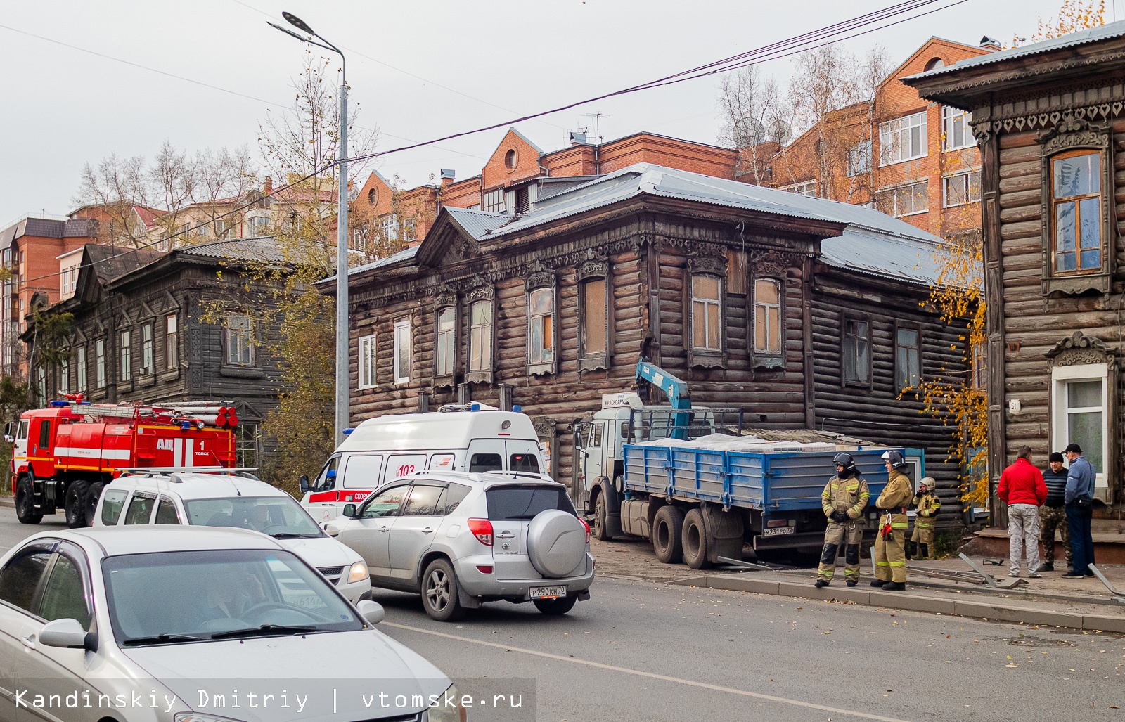 КамАЗ врезался в деревянный дом в Томске. Водитель скончался | 11.10.2022 |  Томск - БезФормата