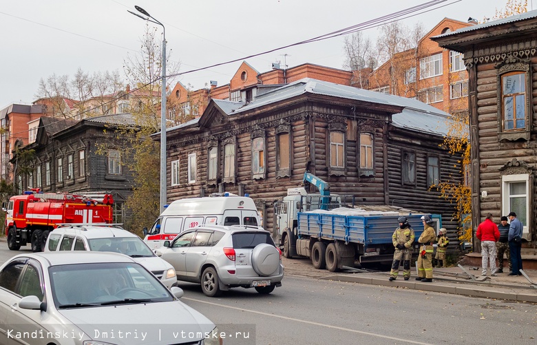 КамАЗ врезался в деревянный дом в Томске. Водитель скончался