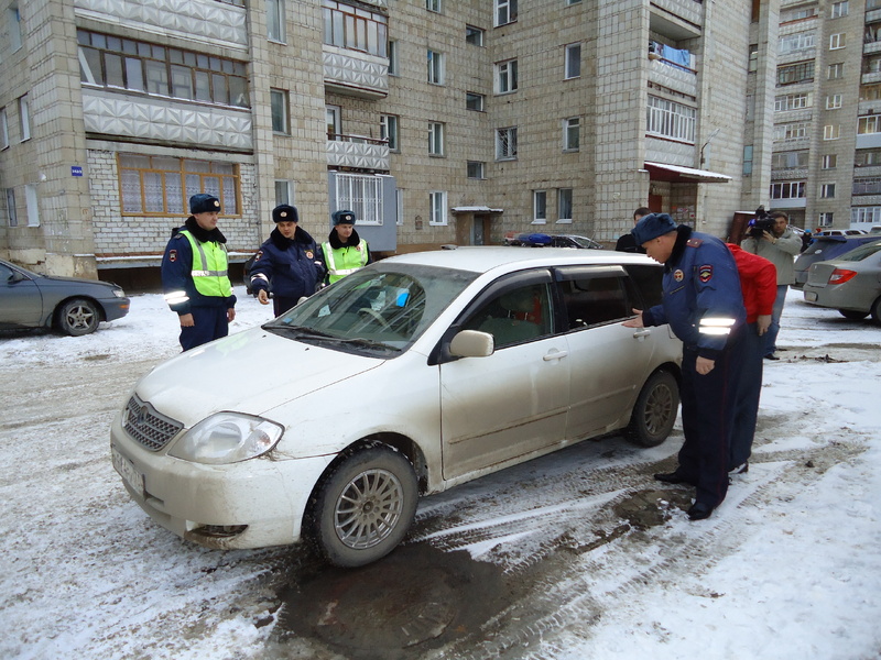 Полицейские задержали пьяного водителя, который вез дочь из детсада