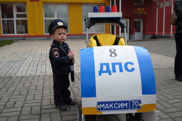 В детском конкурсе колясок победили «скорая», «автомобиль ДПС» и коляска с «подушками безопасности» (фото)