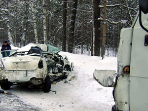 Под Томском автомобиль столкнулся с КамАЗом