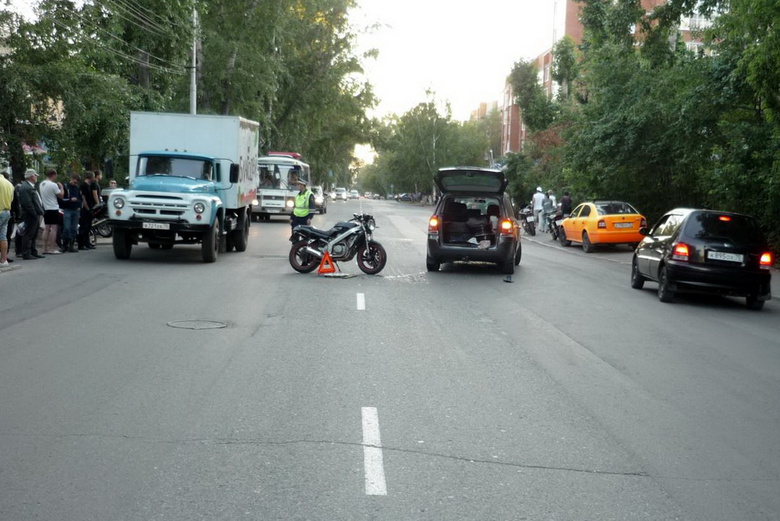 Два человека пострадали при столкновении автомобиля и мотоцикла