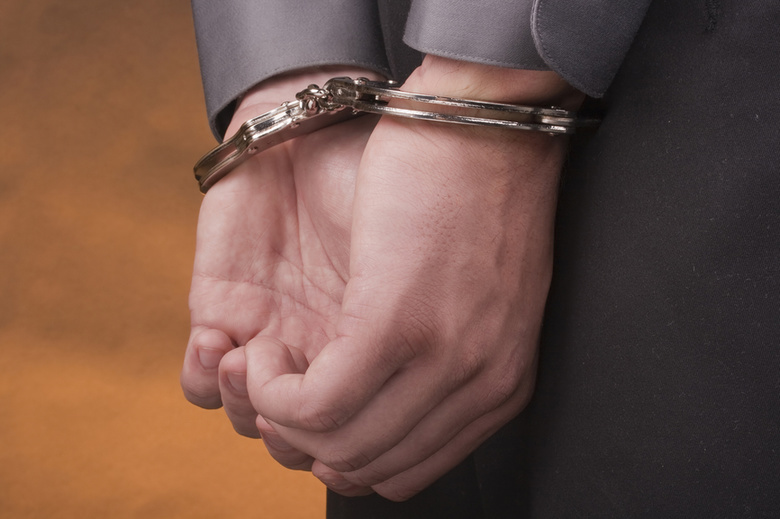 Директор «дочки» СХК и его сын задержаны по подозрению в коммерческом подкупе
