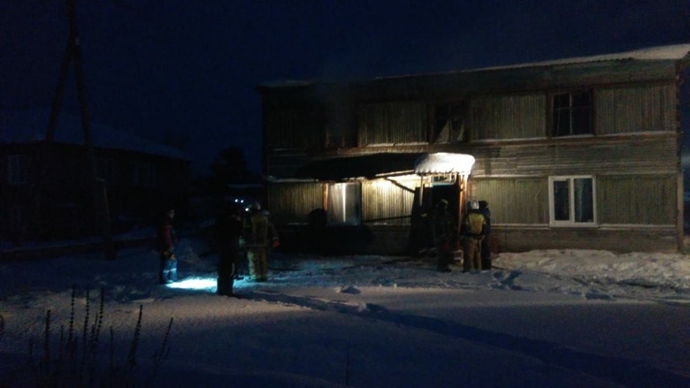 Пожарные спасли 12 человек из горящего дома в Каргаске, четверо пострадали