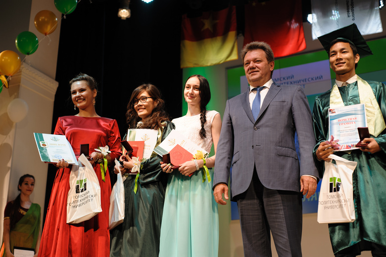Студенты из Болгарии, КНР и Индонезии получили дипломы томского политеха