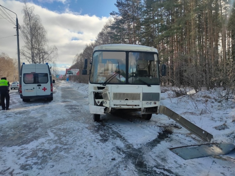 Автобус врезался в остановку в Томске, пострадала женщина