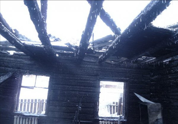 При пожаре в Новорождественском пострадала женщина