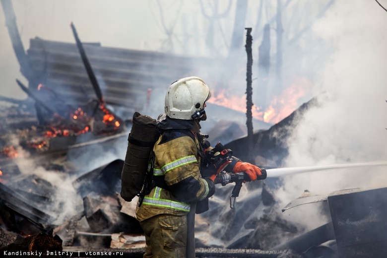 Два человека погибли во время пожара в деревянном доме в селе Курлек