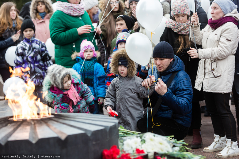 Томичи запустили в небо воздушные шары в память о погибших в ТЦ Кемерово