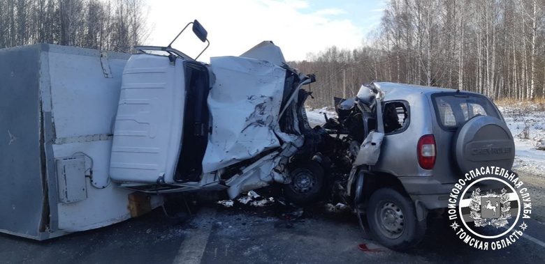 Водитель легковушки погиб при лобовом ДТП с грузовиком на томской трассе