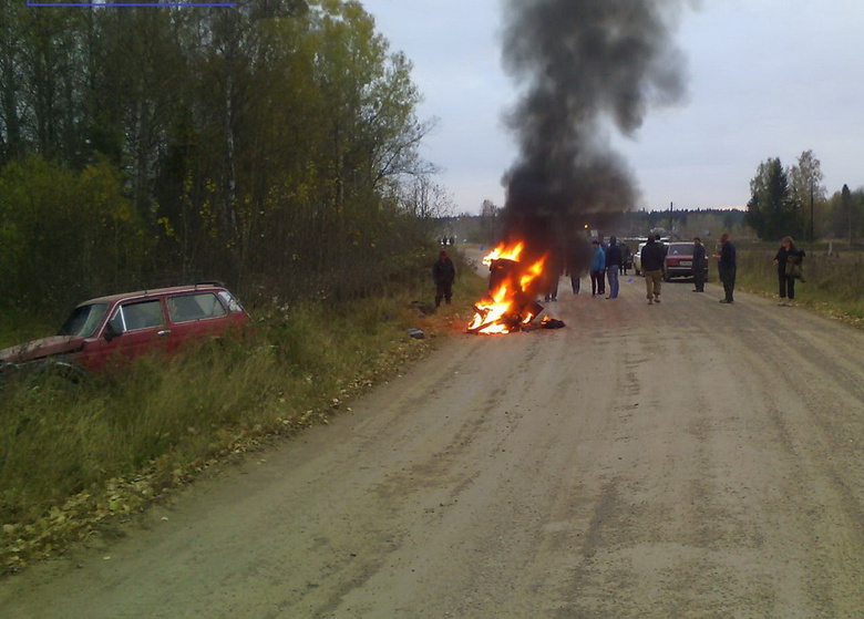 Мотоцикл загорелся после столкновения с ВАЗом в томском селе, двое травмированы