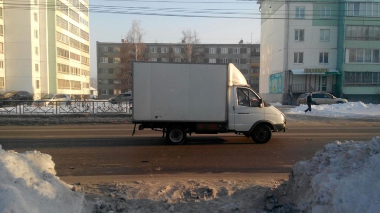 Томичка попала под колеса ГАЗа, переходя дорогу на «красный»