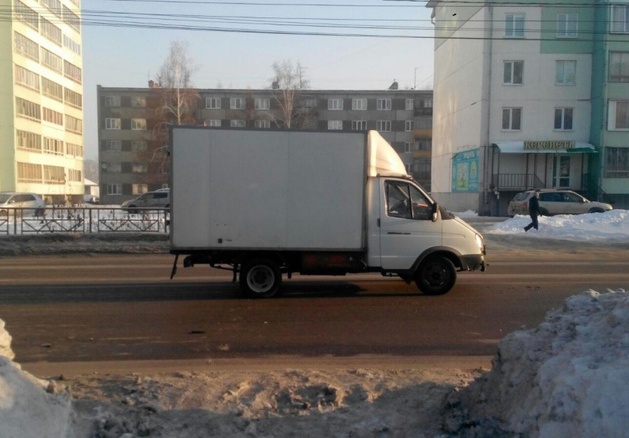 Томичка попала под колеса ГАЗа, переходя дорогу на «красный»