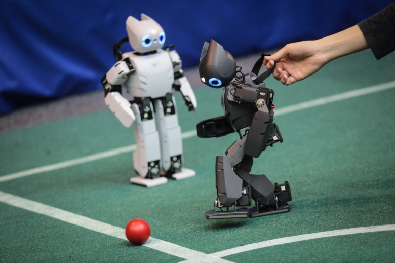 Турнир роботов по футболу. Робофутбол робототехника. Соревнования роботов. Соревнования по робототехнике. Чемпионат роботов.
