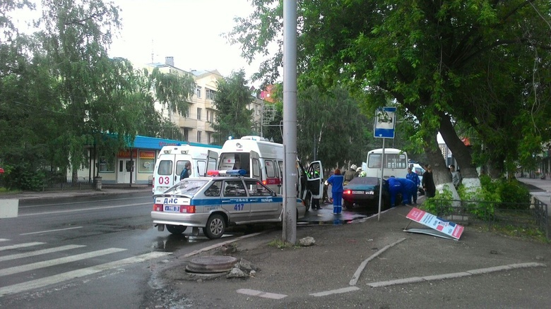 Пятеро пострадали в столкновении «девятки» и ПАЗа на остановке в Томске