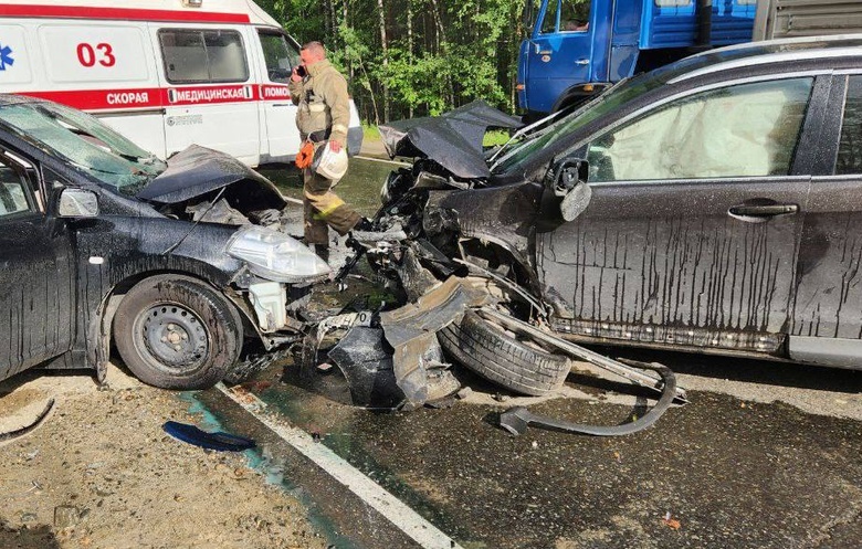 Тройное ДТП произошло на трассе в Томской области. Один человек погиб, несколько детей пострадали