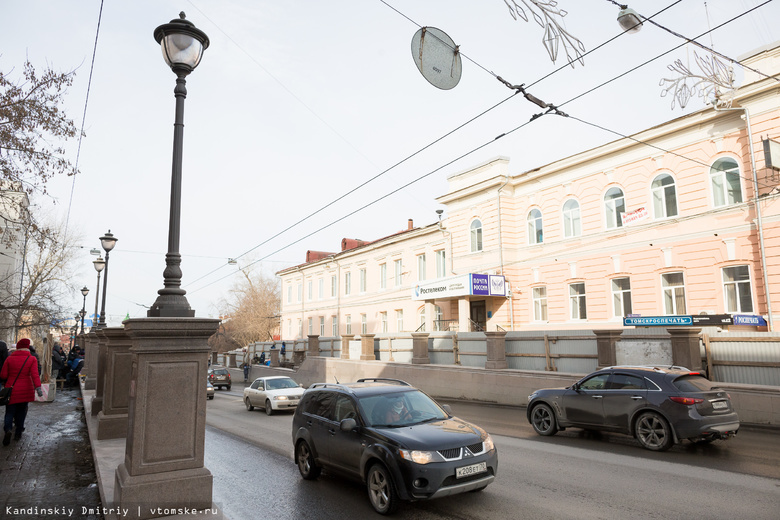 Тротуар со стороны томского Главпочтамта закрыли для пешеходов на полгода