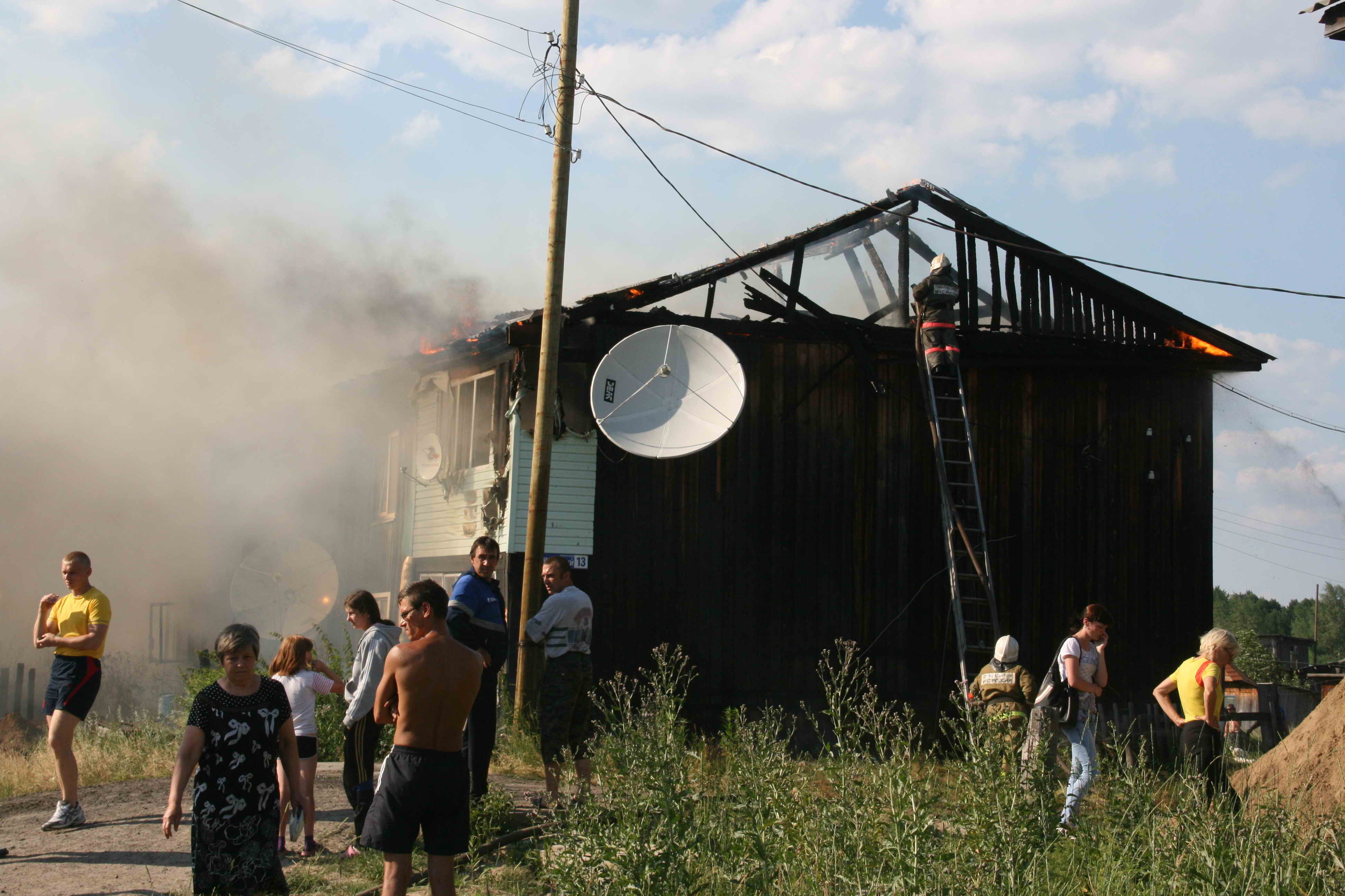 Из горящего дома в Колпашево эвакуировались 19 человек (фото)