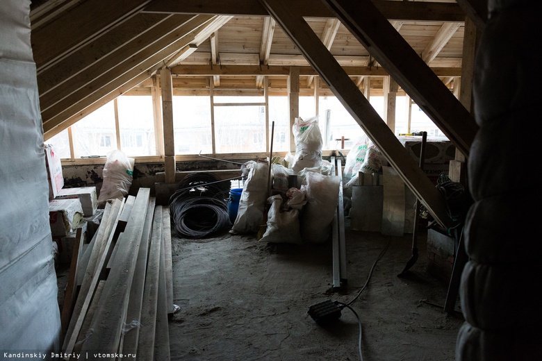 Срочный ремонт делают в доме по Иркутскому тракту из-за угрозы обрушения крыши