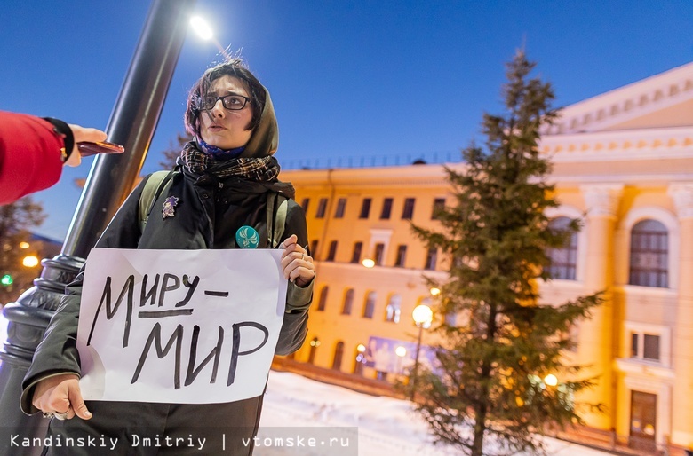 «Миру — мир»: в Томске продолжаются одиночные пикеты против военных действий