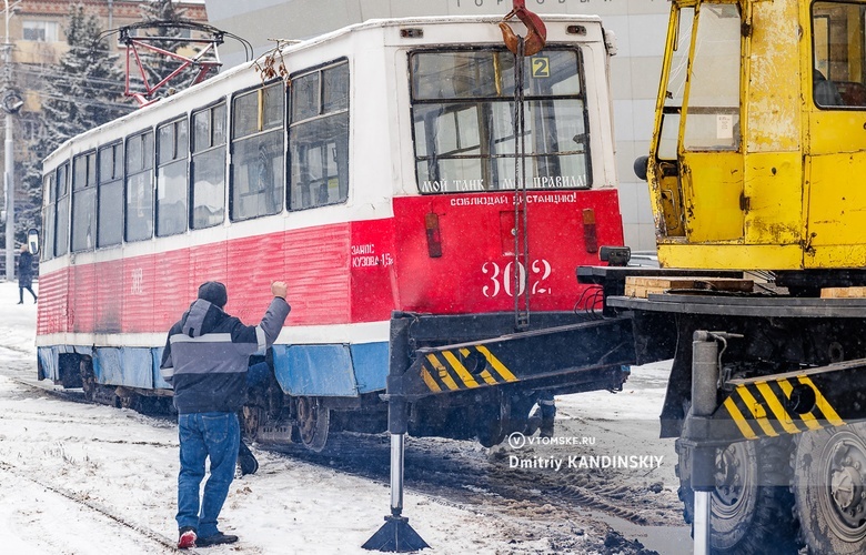 Трамвай сошел с рельсов и врезался в столб около вокзала Томск-1
