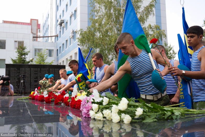 Десантники отметили свой праздник возложением цветов и минутой молчания (фото)