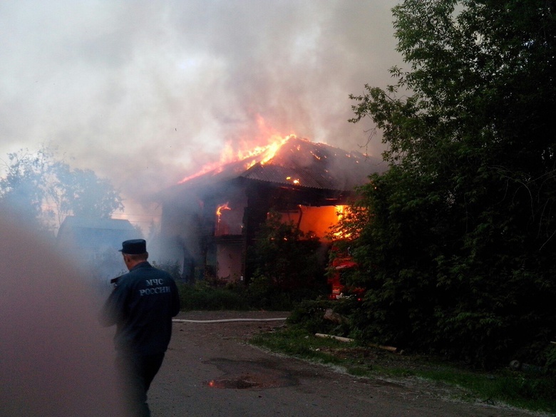 Пожарные тушат горящий дом на переулке Механическом (фото)