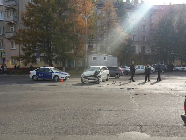 Машина ЧОПа врезалась в автобус после ДТП с иномаркой в Северске (фото)