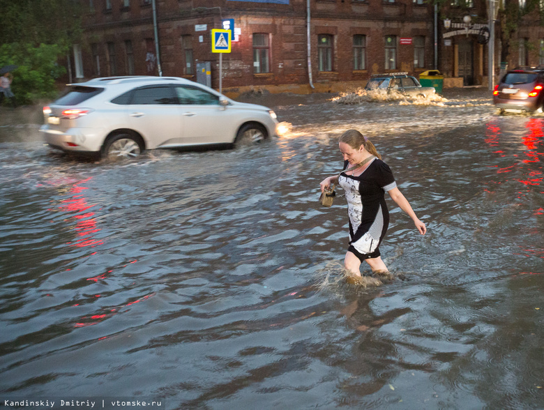 Некоторые улицы города затопило после проливного дождя (фото)