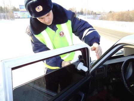 В арсенале сотрудников ГИБДД появились новые приборы для измерения тонировки стекол