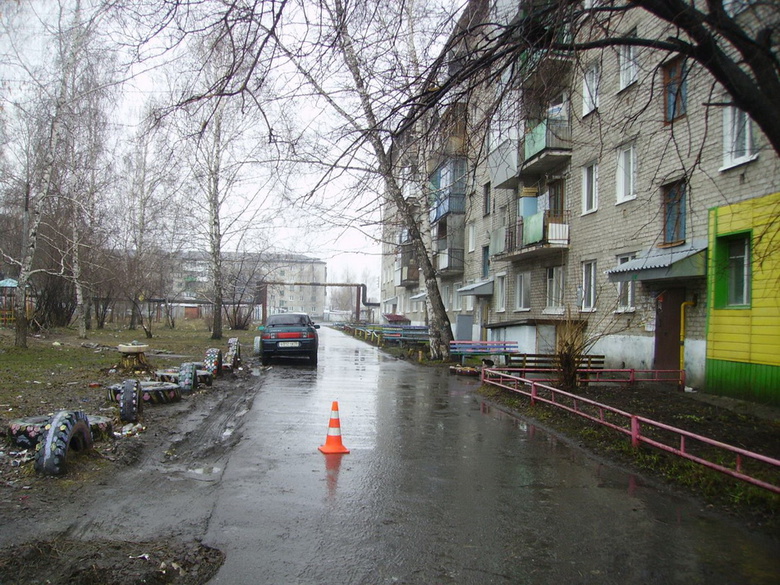 Двигаясь задним ходом во дворе, машина сбила пенсионерку