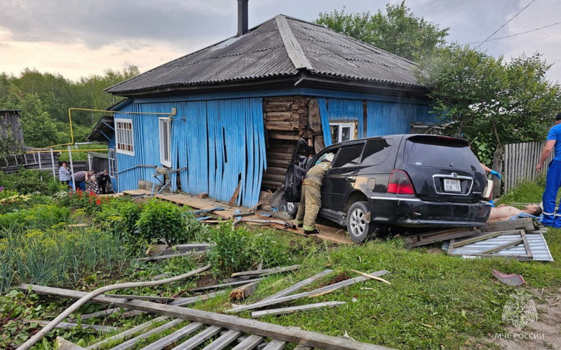 Водитель Honda врезался в жилой дом в томском селе. Есть пострадавшие