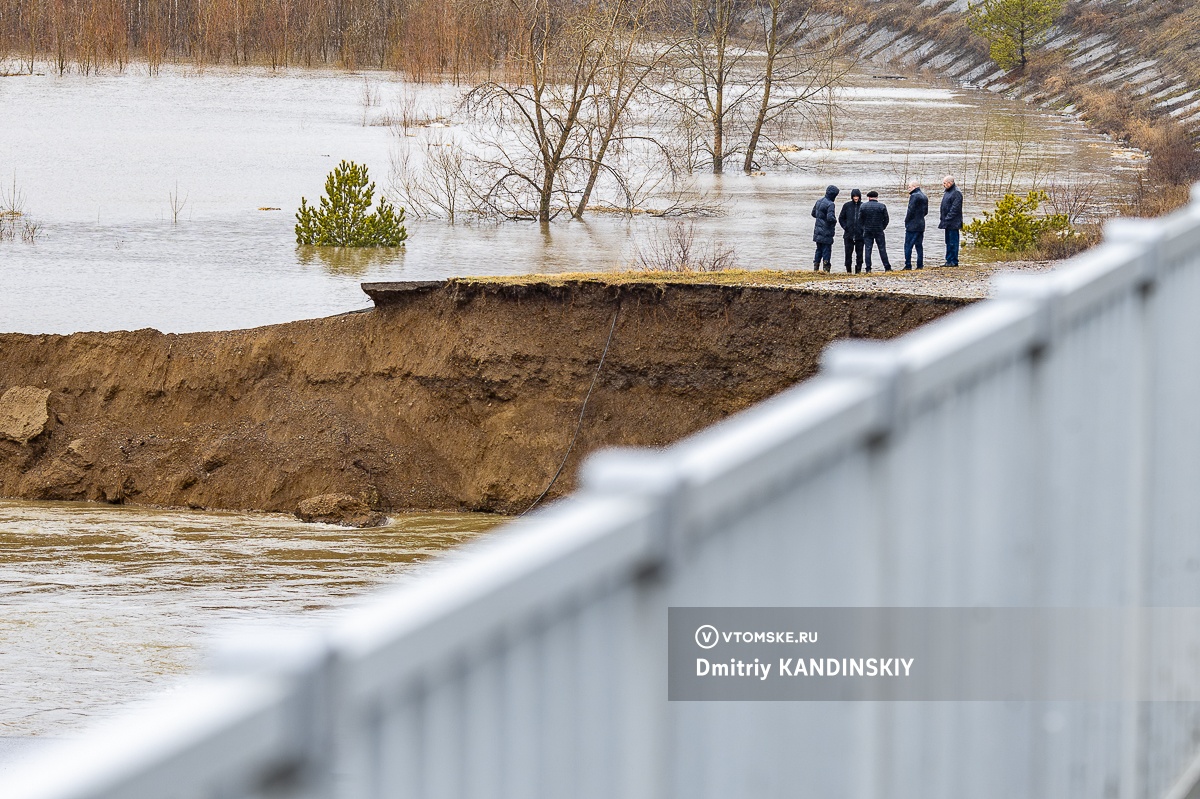 Власти не знают, когда получится разобрать размытую под мостом в Томске  дорогу | 15.04.2024 | Томск - БезФормата