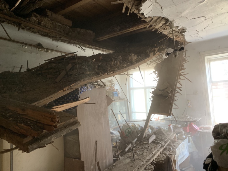 Обрушение потолка произошло в столетнем жилом доме Томска
